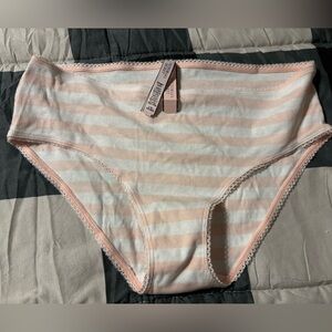 ❤️❤️NWT! Victoria Secret Panties size Large❤️❤️